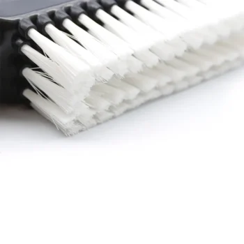 Detail der weißen synthetischen Borsten der Basic Kleidungsbürste von Sistem Air