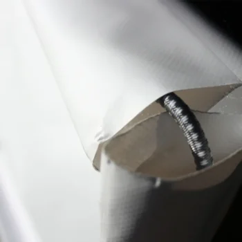 Detail der elastischen Schnur der Abdeckplane für Midi-Lager
